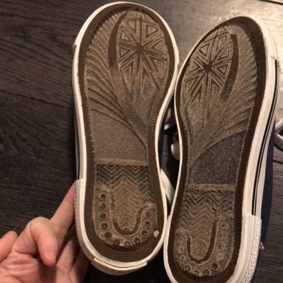 #48 Like new sneakers - Picture 3 of 4